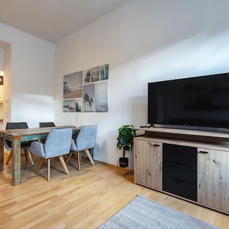 Cozy Apartment Steps Away From Subway Station Wien Exteriör bild