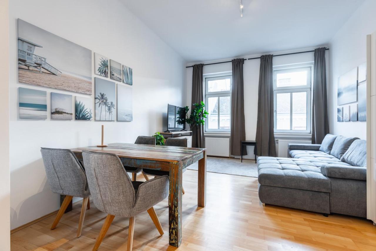 Cozy Apartment Steps Away From Subway Station Wien Exteriör bild